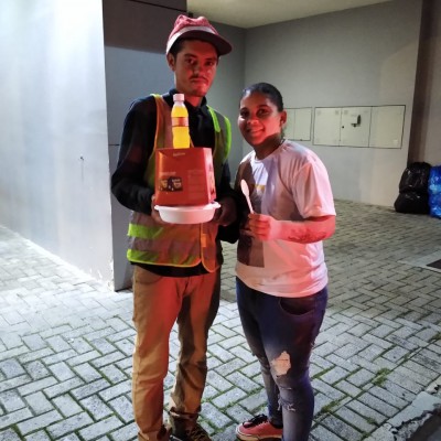 Fizemos uma ceia de natal especial com comida, refrigerante e panetone para celebrar.