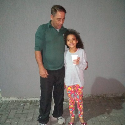 Este senhor viu que estávamos entregando a sopa e pediu um copo para a sua filha também ajudar a entregar, pois estava ensinando a ela o ato da caridade. Pense numa criança feliz!